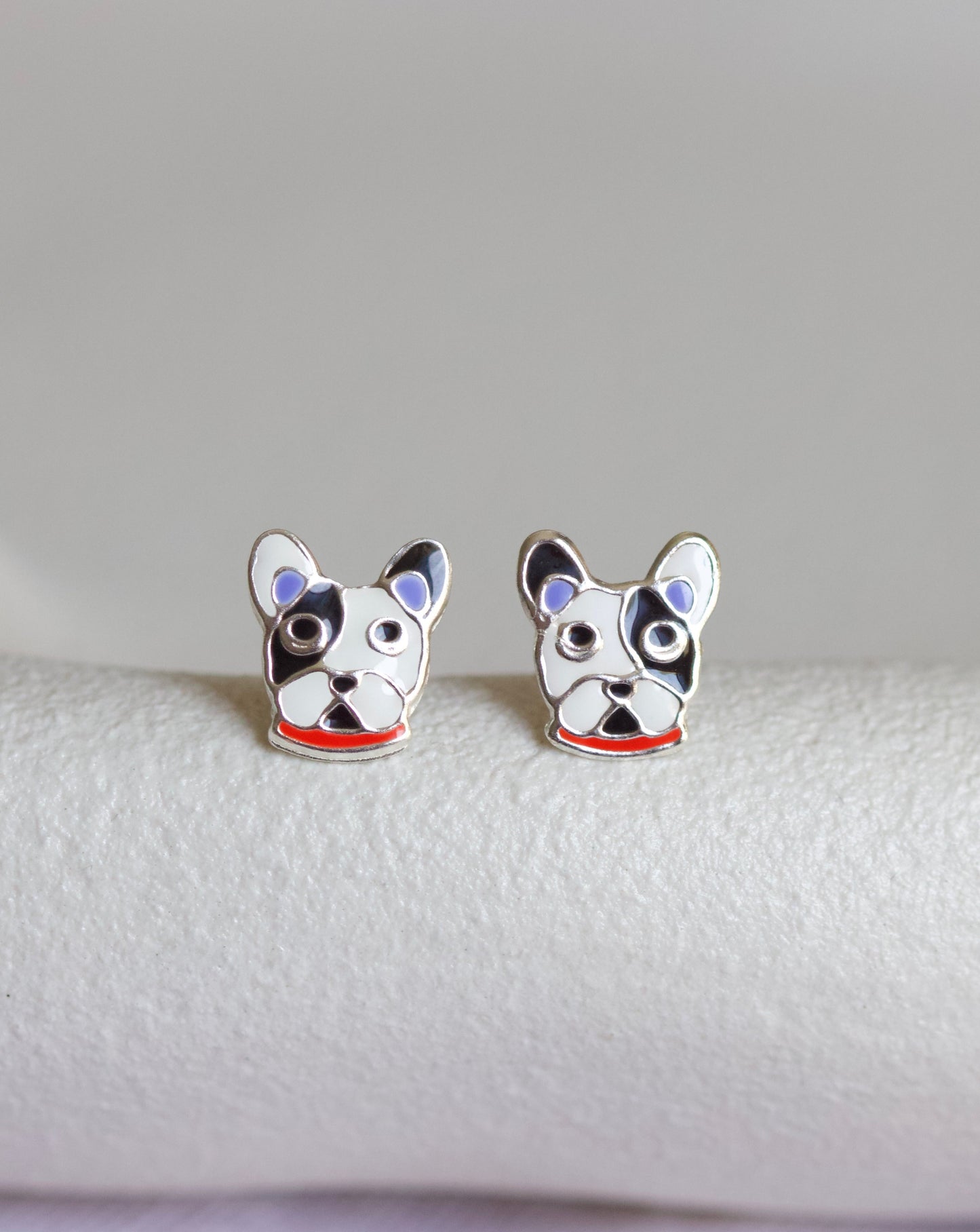 Bulldog Black/White enamel studs