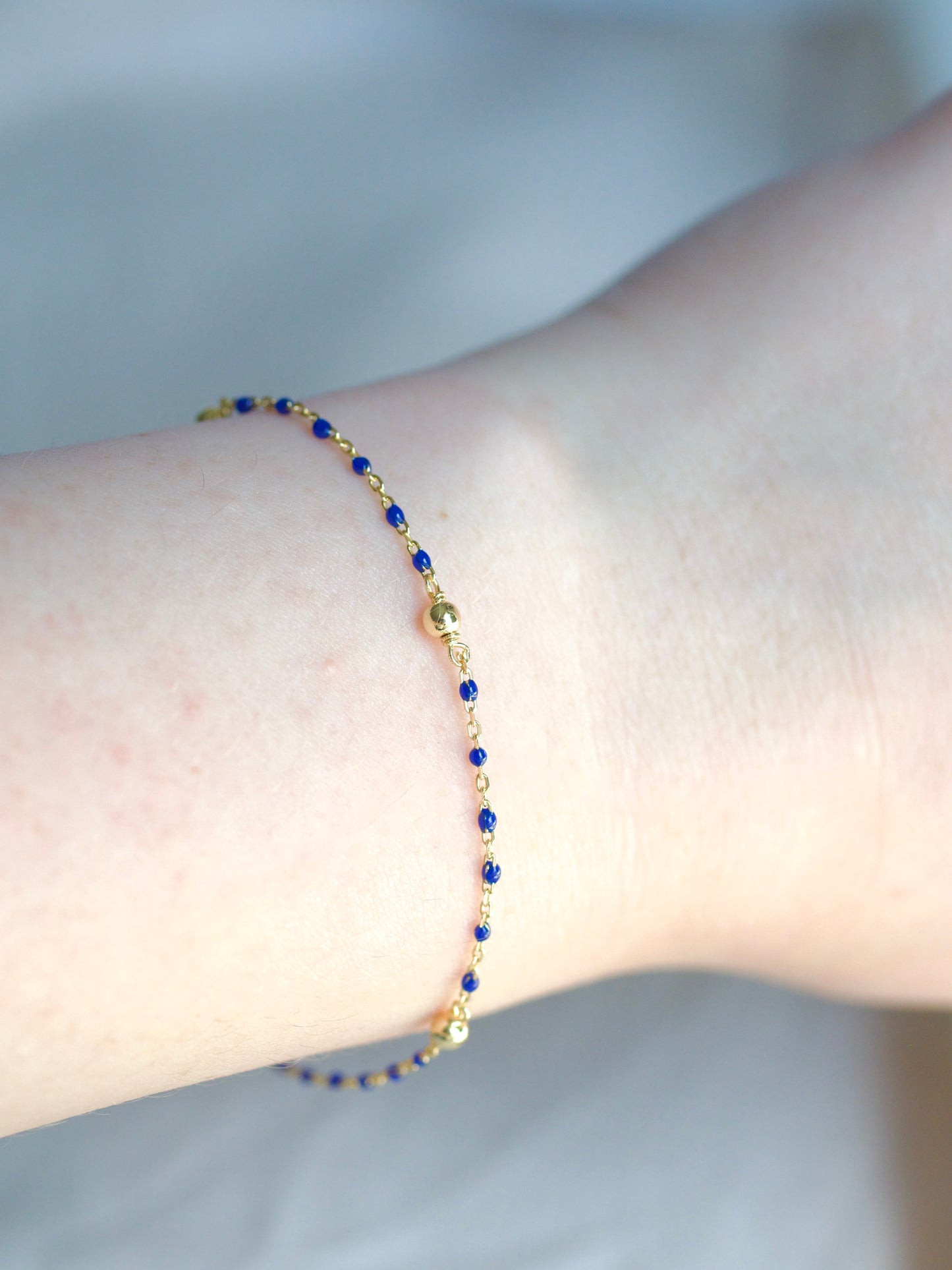 Gold plated beaded bracelet with dark blue details