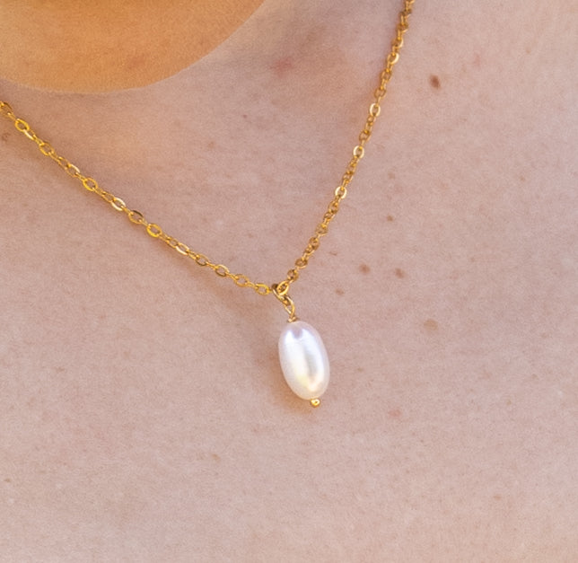 Minimalist Freshwater Pearl Necklace
