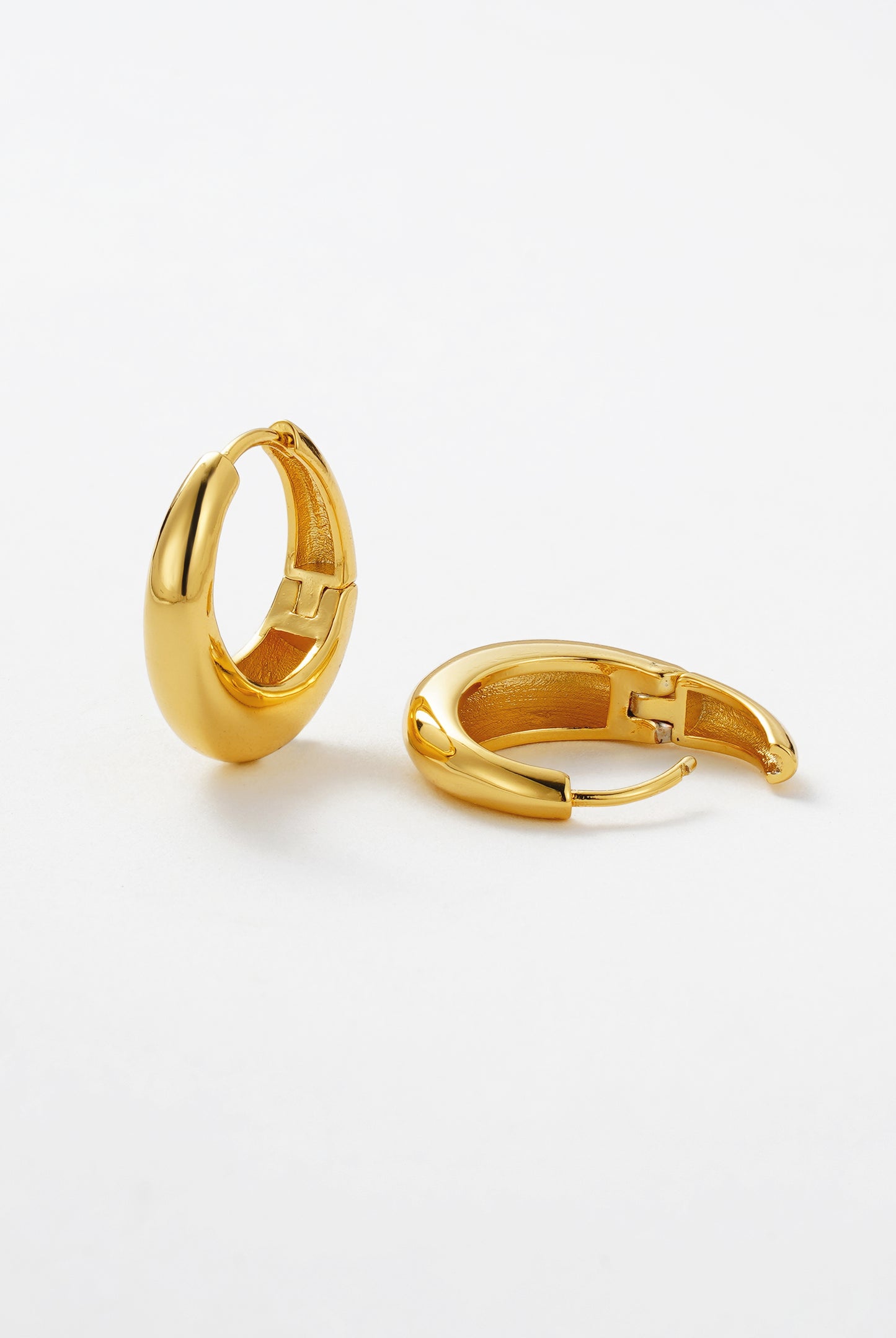 The Cleo Medium Hoop | Gold